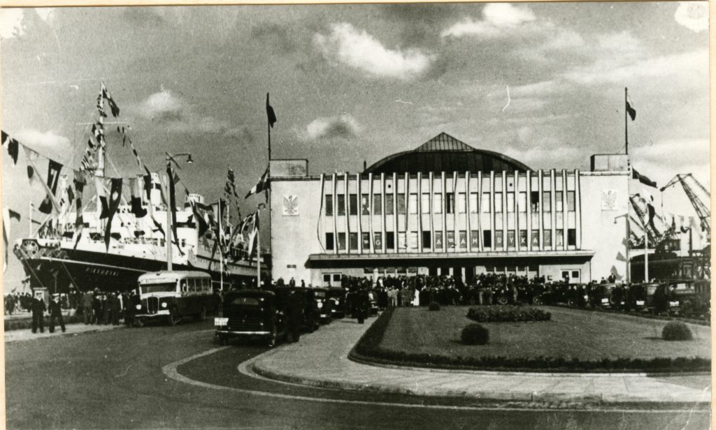 Dworzec Morski. W tle m/s Piłsudski, 1936. Zbiory Muzeum Marynarki Wojennej.